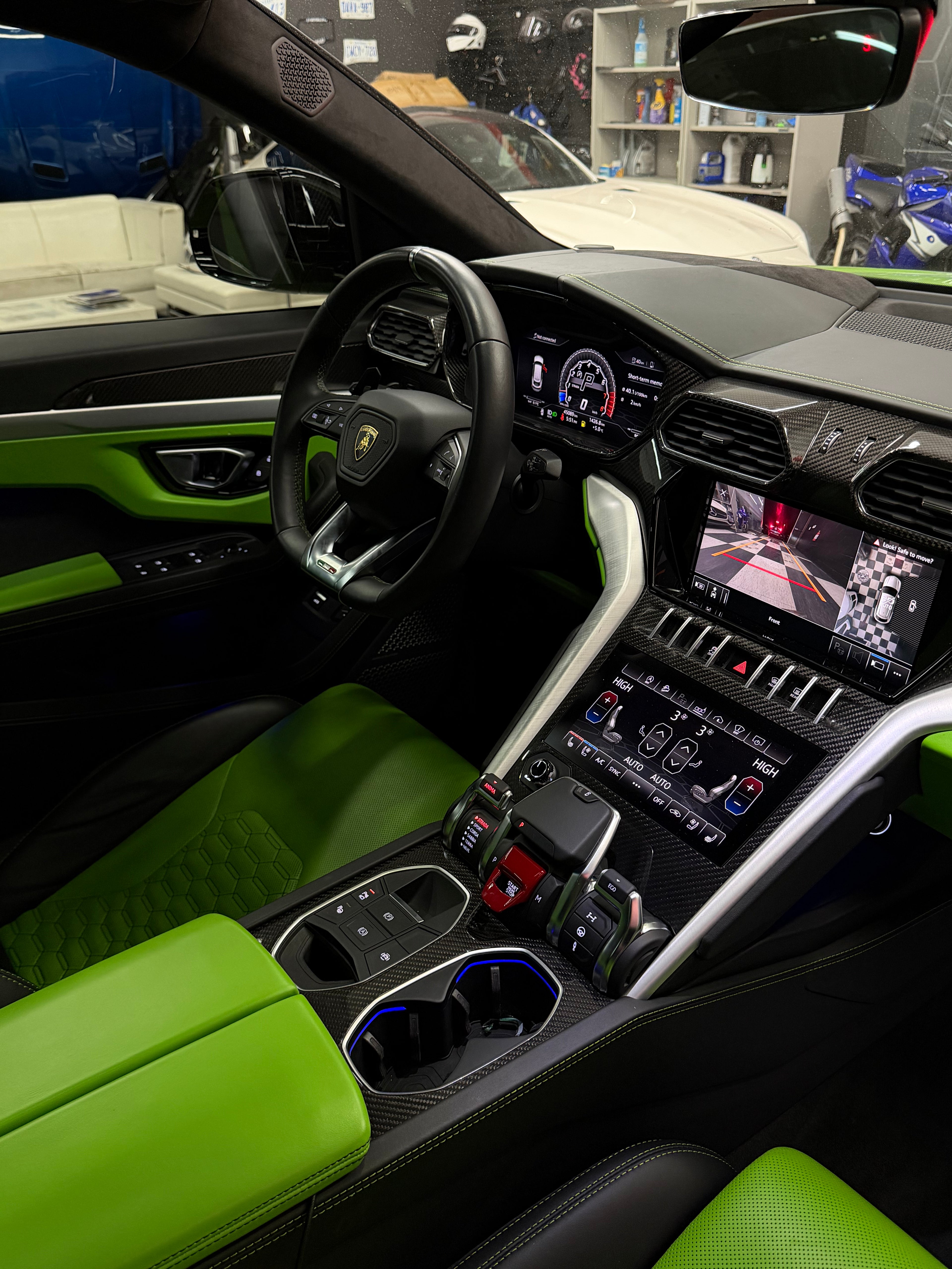 Lamborgini URUS